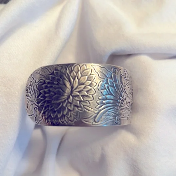 Salisbury Pewter November Flower of the Month Adjustable Bracelet! - Picture 3 of 8